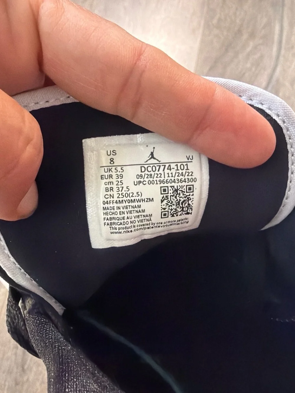 Jordan Men’s Black/White Low-Top Sneakers